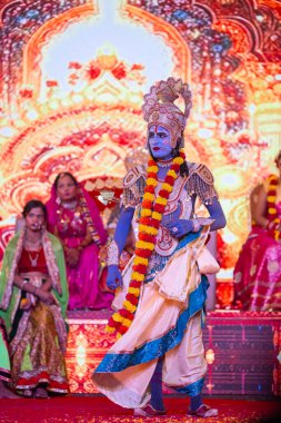 Gaziabad, Uttar Pradesh, Hindistan - 3 Ekim 2024: Hintli sanatçıların portresi, Ramlila 'da Dussehra Festivali sırasında Hintli tanrı Laksman kutsal kitabı Ramayana' yı canlandırıyor..