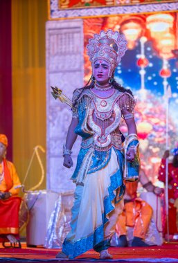 Gaziabad, Uttar Pradesh, Hindistan - 3 Ekim 2024: Hintli sanatçıların portresi, Ramlila 'da Dussehra Festivali sırasında Hintli tanrı Laksman kutsal kitabı Ramayana' yı canlandırıyor..