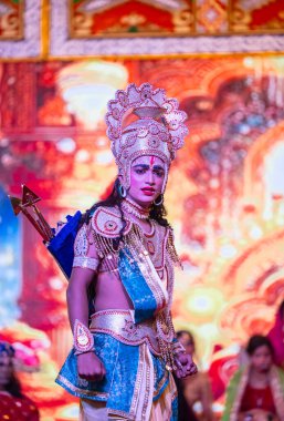 Gaziabad, Uttar Pradesh, Hindistan - 3 Ekim 2024: Hintli sanatçıların portresi, Ramlila 'da Dussehra Festivali sırasında Hintli tanrı Laksman kutsal kitabı Ramayana' yı canlandırıyor..