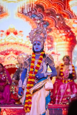 Gaziabad, Uttar Pradesh, Hindistan - 3 Ekim 2024: Hintli sanatçıların portresi, Ramlila 'da Dussehra Festivali sırasında Hintli tanrı Laksman kutsal kitabı Ramayana' yı canlandırıyor..