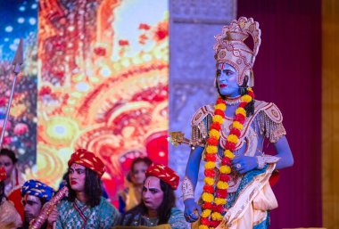 Gaziabad, Uttar Pradesh, Hindistan - 3 Ekim 2024: Hintli sanatçıların portresi, Ramlila 'da Dussehra Festivali sırasında Hintli tanrı Laksman kutsal kitabı Ramayana' yı canlandırıyor..