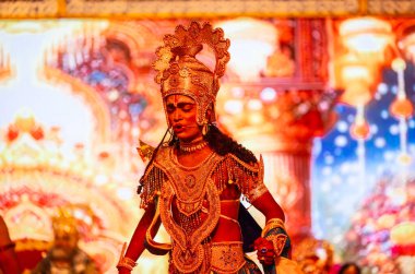 Gaziabad, Uttar Pradesh, Hindistan - 3 Ekim 2024: Hintli sanatçıların portresi, Ramlila 'da Dussehra Festivali sırasında Hintli tanrı Laksman kutsal kitabı Ramayana' yı canlandırıyor..