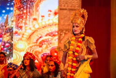 Gaziabad, Uttar Pradesh, Hindistan - 3 Ekim 2024: Hintli sanatçıların portresi, Ramlila 'da Dussehra Festivali sırasında Hintli tanrı Laksman kutsal kitabı Ramayana' yı canlandırıyor..