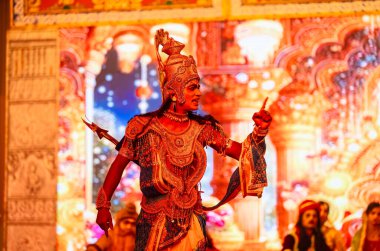 Gaziabad, Uttar Pradesh, Hindistan - 3 Ekim 2024: Hintli sanatçıların portresi, Ramlila 'da Dussehra Festivali sırasında Hintli tanrı Laksman kutsal kitabı Ramayana' yı canlandırıyor..