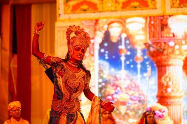 Gaziabad, Uttar Pradesh, Hindistan - 3 Ekim 2024: Hintli sanatçıların portresi, Ramlila 'da Dussehra Festivali sırasında Hintli tanrı Laksman kutsal kitabı Ramayana' yı canlandırıyor..