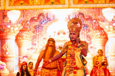 Gaziabad, Uttar Pradesh, Hindistan - 3 Ekim 2024: Hintli sanatçıların portresi, Ramlila 'da Dussehra Festivali sırasında Hintli tanrı Laksman kutsal kitabı Ramayana' yı canlandırıyor..