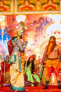 Gaziabad, Uttar Pradesh, Hindistan - 3 Ekim 2024: Hintli sanatçıların portresi, Ramlila 'da Dussehra Festivali sırasında Hintli tanrı Laksman kutsal kitabı Ramayana' yı canlandırıyor..