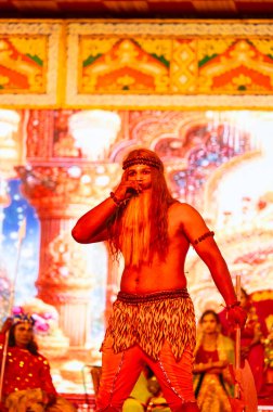Gaziabad, Uttar Pradesh, Hindistan - 3 Ekim 2024: Hintli sanatçıların portresi, Ramlila 'da Dussehra Festivali sırasında Hintli tanrı Laksman kutsal kitabı Ramayana' yı canlandırıyor..