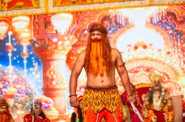 Gaziabad, Uttar Pradesh, Hindistan - 3 Ekim 2024: Hintli sanatçıların portresi, Ramlila 'da Dussehra Festivali sırasında Hintli tanrı Laksman kutsal kitabı Ramayana' yı canlandırıyor..