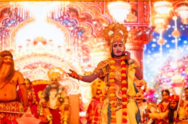 Gaziabad, Uttar Pradesh, Hindistan - 3 Ekim 2024: Hintli sanatçıların portresi, Ramlila 'da Dussehra Festivali sırasında Hintli tanrı Laksman kutsal kitabı Ramayana' yı canlandırıyor..