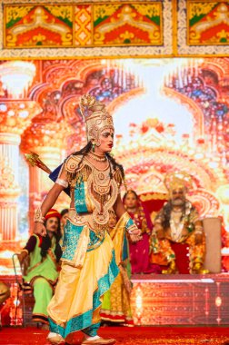 Gaziabad, Uttar Pradesh, Hindistan - 3 Ekim 2024: Hintli sanatçıların portresi, Ramlila 'da Dussehra Festivali sırasında Hintli tanrı Laksman kutsal kitabı Ramayana' yı canlandırıyor..