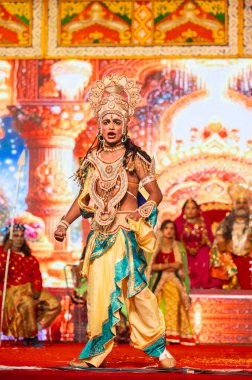 Gaziabad, Uttar Pradesh, Hindistan - 3 Ekim 2024: Hintli sanatçıların portresi, Ramlila 'da Dussehra Festivali sırasında Hintli tanrı Laksman kutsal kitabı Ramayana' yı canlandırıyor..