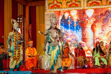 Gaziabad, Uttar Pradesh, Hindistan - 3 Ekim 2024: Hintli sanatçıların portresi, Ramlila 'da Dussehra Festivali sırasında Hintli tanrı Laksman kutsal kitabı Ramayana' yı canlandırıyor..