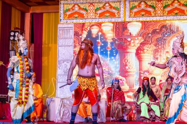 Gaziabad, Uttar Pradesh, Hindistan - 3 Ekim 2024: Hintli sanatçıların portresi, Ramlila 'da Dussehra Festivali sırasında Hintli tanrı Laksman kutsal kitabı Ramayana' yı canlandırıyor..