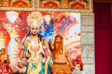 Gaziabad, Uttar Pradesh, Hindistan - 3 Ekim 2024: Hintli sanatçıların portresi, Ramlila 'da Dussehra Festivali sırasında Hintli tanrı Laksman kutsal kitabı Ramayana' yı canlandırıyor..