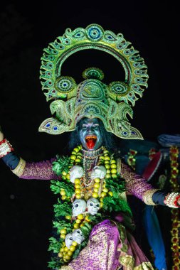 Gaziabad, Uttar Pradesh, Hindistan - 01 Ekim 2024: Dussehra Fuarı 'nda sahne alan Hindu mitolojik karakter olarak bir sanatçının portresi.