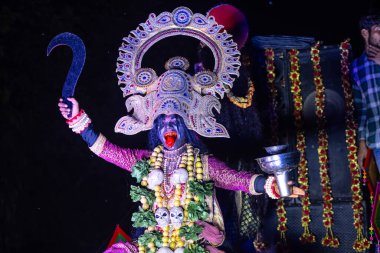 Gaziabad, Uttar Pradesh, Hindistan - 01 Ekim 2024: Dussehra Fuarı 'nda sahne alan Hindu mitolojik karakter olarak bir sanatçının portresi.