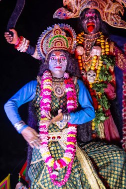 Gaziabad, Uttar Pradesh, Hindistan - 01 Ekim 2024: Dussehra Fuarı 'nda sahne alan Hindu mitolojik karakter olarak bir sanatçının portresi.