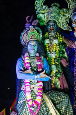 Gaziabad, Uttar Pradesh, Hindistan - 01 Ekim 2024: Dussehra Fuarı 'nda sahne alan Hindu mitolojik karakter olarak bir sanatçının portresi.