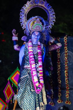 Gaziabad, Uttar Pradesh, Hindistan - 01 Ekim 2024: Dussehra Fuarı 'nda sahne alan Hindu mitolojik karakter olarak bir sanatçının portresi.