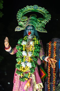 Gaziabad, Uttar Pradesh, Hindistan - 01 Ekim 2024: Dussehra Fuarı 'nda sahne alan Hindu mitolojik karakter olarak bir sanatçının portresi.