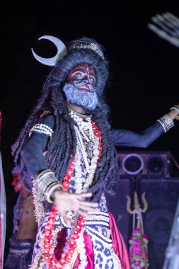 Gaziabad, Uttar Pradesh, Hindistan - 01 Ekim 2024: Dussehra Fuarı 'nda sahne alan Hindu mitolojik karakter olarak bir sanatçının portresi.