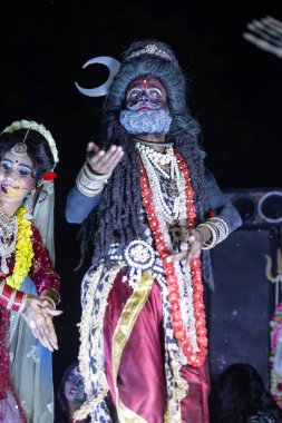 Gaziabad, Uttar Pradesh, Hindistan - 01 Ekim 2024: Dussehra Fuarı 'nda sahne alan Hindu mitolojik karakter olarak bir sanatçının portresi.