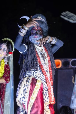 Gaziabad, Uttar Pradesh, Hindistan - 01 Ekim 2024: Dussehra Fuarı 'nda sahne alan Hindu mitolojik karakter olarak bir sanatçının portresi.