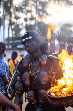 Kulasekharapatnam, Tamil Nadu, Hindistan - 12 Ekim 2024: Kulasai, Hint Hindu dindar portresi boyalı yüz ve kulasai dasara festivalinin ayinlerini gerçekleştirmek için bir tarikat karakteri gibi giyinmiş.