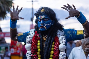 Kulasekharapatnam, Tamil Nadu, Hindistan - 12 Ekim 2024: Kulasai, Hint Hindu dindar portresi boyalı yüz ve kulasai dasara festivalinin ayinlerini gerçekleştirmek için bir tarikat karakteri gibi giyinmiş.