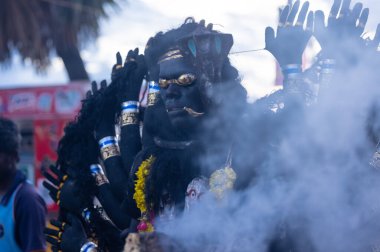 Kulasekharapatnam, Tamil Nadu, Hindistan - 12 Ekim 2024: Kulasai, Hint Hindu dindar portresi boyalı yüz ve kulasai dasara festivalinin ayinlerini gerçekleştirmek için bir tarikat karakteri gibi giyinmiş.