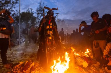 Kulasekharapatnam, Tamil Nadu, Hindistan - 12 Ekim 2024: Kulasai, Hint Hindu dindar portresi boyalı yüz ve kulasai dasara festivalinin ayinlerini gerçekleştirmek için bir tarikat karakteri gibi giyinmiş.