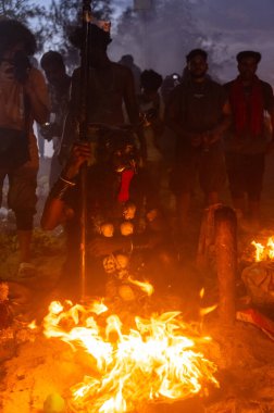 Kulasekharapatnam, Tamil Nadu, Hindistan - 12 Ekim 2024: Kulasai, Hint Hindu dindar portresi boyalı yüz ve kulasai dasara festivalinin ayinlerini gerçekleştirmek için bir tarikat karakteri gibi giyinmiş.