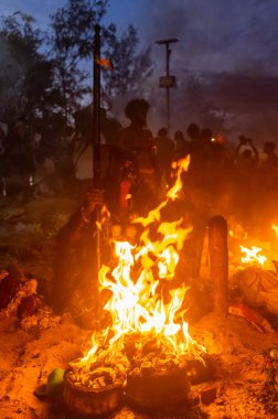 Kulasekharapatnam, Tamil Nadu, Hindistan - 12 Ekim 2024: Kulasai, Hint Hindu dindar portresi boyalı yüz ve kulasai dasara festivalinin ayinlerini gerçekleştirmek için bir tarikat karakteri gibi giyinmiş.