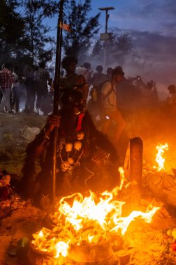 Kulasekharapatnam, Tamil Nadu, Hindistan - 12 Ekim 2024: Kulasai, Hint Hindu dindar portresi boyalı yüz ve kulasai dasara festivalinin ayinlerini gerçekleştirmek için bir tarikat karakteri gibi giyinmiş.