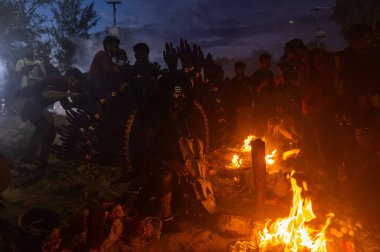 Kulasekharapatnam, Tamil Nadu, Hindistan - 12 Ekim 2024: Kulasai, Hint Hindu dindar portresi boyalı yüz ve kulasai dasara festivalinin ayinlerini gerçekleştirmek için bir tarikat karakteri gibi giyinmiş.