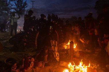 Kulasekharapatnam, Tamil Nadu, Hindistan - 12 Ekim 2024: Kulasai, Hint Hindu dindar portresi boyalı yüz ve kulasai dasara festivalinin ayinlerini gerçekleştirmek için bir tarikat karakteri gibi giyinmiş.