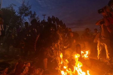 Kulasekharapatnam, Tamil Nadu, Hindistan - 12 Ekim 2024: Kulasai, Hint Hindu dindar portresi boyalı yüz ve kulasai dasara festivalinin ayinlerini gerçekleştirmek için bir tarikat karakteri gibi giyinmiş.