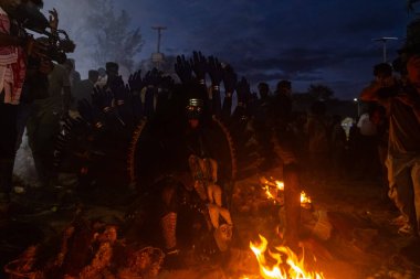 Kulasekharapatnam, Tamil Nadu, Hindistan - 12 Ekim 2024: Kulasai, Hint Hindu dindar portresi boyalı yüz ve kulasai dasara festivalinin ayinlerini gerçekleştirmek için bir tarikat karakteri gibi giyinmiş.