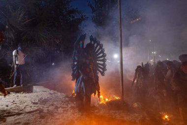 Kulasekharapatnam, Tamil Nadu, Hindistan - 12 Ekim 2024: Kulasai, Hint Hindu dindar portresi boyalı yüz ve kulasai dasara festivalinin ayinlerini gerçekleştirmek için bir tarikat karakteri gibi giyinmiş.