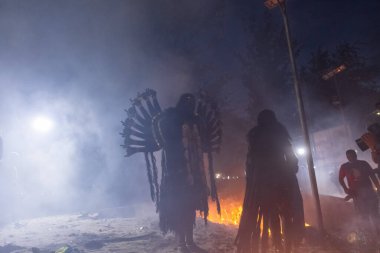 Kulasekharapatnam, Tamil Nadu, Hindistan - 12 Ekim 2024: Kulasai, Hint Hindu dindar portresi boyalı yüz ve kulasai dasara festivalinin ayinlerini gerçekleştirmek için bir tarikat karakteri gibi giyinmiş.