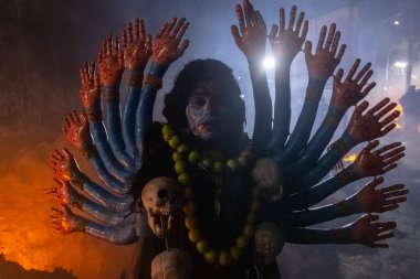 Kulasekharapatnam, Tamil Nadu, Hindistan - 12 Ekim 2024: Kulasai, Hint Hindu dindar portresi boyalı yüz ve kulasai dasara festivalinin ayinlerini gerçekleştirmek için bir tarikat karakteri gibi giyinmiş.