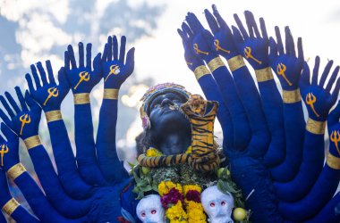 Kulasekharapatnam, Tamil Nadu, Hindistan - 12 Ekim 2024: Kulasai, Hint Hindu dindar portresi boyalı yüz ve kulasai dasara festivalinin ayinlerini gerçekleştirmek için bir tarikat karakteri gibi giyinmiş.