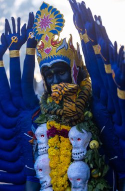 Kulasekharapatnam, Tamil Nadu, Hindistan - 12 Ekim 2024: Kulasai, Hint Hindu dindar portresi boyalı yüz ve kulasai dasara festivalinin ayinlerini gerçekleştirmek için bir tarikat karakteri gibi giyinmiş.