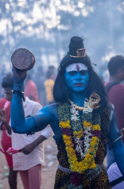 Kulasekharapatnam, Tamil Nadu, Hindistan - 12 Ekim 2024: Kulasai, Hint Hindu dindar portresi boyalı yüz ve kulasai dasara festivalinin ayinlerini gerçekleştirmek için bir tarikat karakteri gibi giyinmiş.