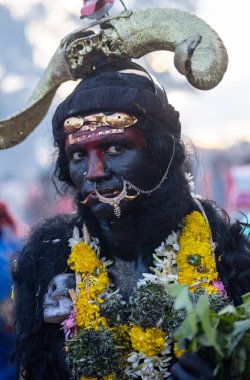 Kulasekharapatnam, Tamil Nadu, Hindistan - 12 Ekim 2024: Kulasai, Hint Hindu dindar portresi boyalı yüz ve kulasai dasara festivalinin ayinlerini gerçekleştirmek için bir tarikat karakteri gibi giyinmiş.