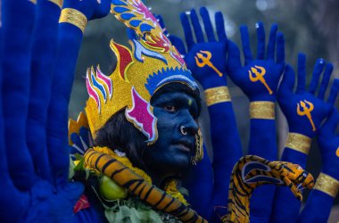 Kulasekharapatnam, Tamil Nadu, Hindistan - 12 Ekim 2024: Kulasai, Hint Hindu dindar portresi boyalı yüz ve kulasai dasara festivalinin ayinlerini gerçekleştirmek için bir tarikat karakteri gibi giyinmiş.