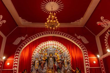 Yeni Delhi, Hindistan - 9 Ekim 2024: Subho mahalaya, Durga Tanrıçasının renkli bir heykeli.