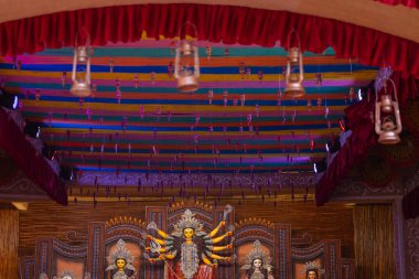 Yeni Delhi, Hindistan - 9 Ekim 2024: Subho mahalaya, Durga Tanrıçasının renkli bir heykeli.