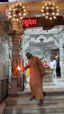 Gaziabad, Uttar Pradesh, Hindistan - 28 Ağustos 2025: Shivratri festivali sırasında gece renkli ışıkla süslenmiş Lord Shiv tapınağının mimari görünümü.